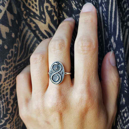 Sterling Silver Infinity Snake Ring: Sterling Silver / 8