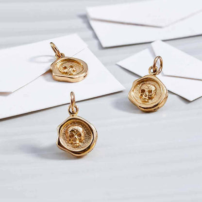 Wax Seal Skull Charm 16x10mm: Bronze